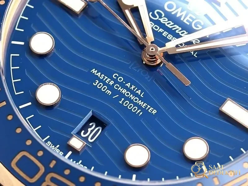 VS Factory Omega Seamaster 300 metre «rose gold mavi» replika kol saati - VS saat - Arka Kapak ve Mekanizma Detayı
