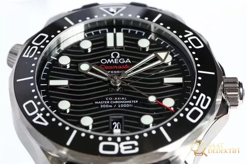 VS Factory Omega Seamaster 300 siyah seramik kadranlı saat incelemesi - Arka Kapak ve Mekanizma Detayı