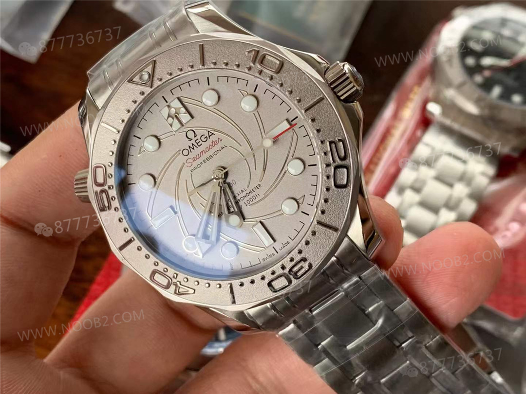 VS Factory Omega Seamaster 300M 007 beyaz altın modelin işçiliği nasıl? — 1. fotoğraf