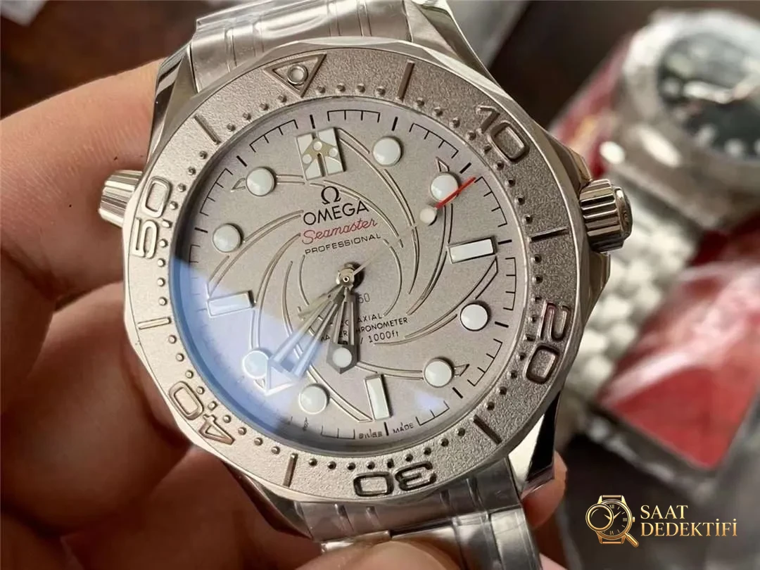 VS Factory Omega Seamaster 300M 007 beyaz altın modelin işçiliği nasıl? - Kasa Profili ve Kurma Kolu İncelemesi