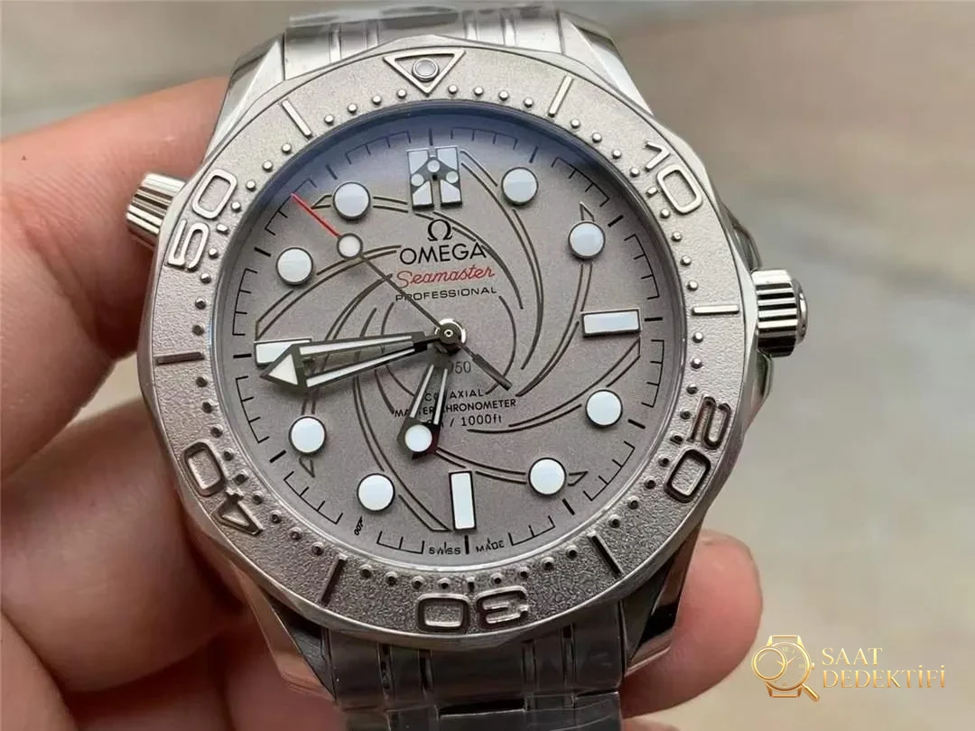 VS Factory Omega Seamaster 300M 007 beyaz altın modelin işçiliği nasıl? - Arka Kapak ve Mekanizma Detayı