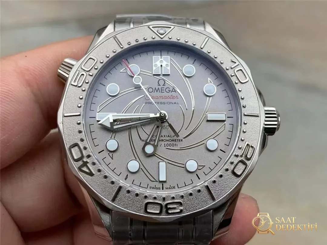 VS Factory Omega Seamaster 300M 007 beyaz altın modelin işçiliği nasıl? - Bilezik, Toka ve Klips Mekanizması