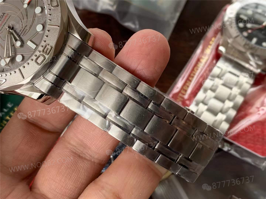 VS Factory Omega Seamaster 300M 007 beyaz altın modelin işçiliği nasıl? — 11. fotoğraf