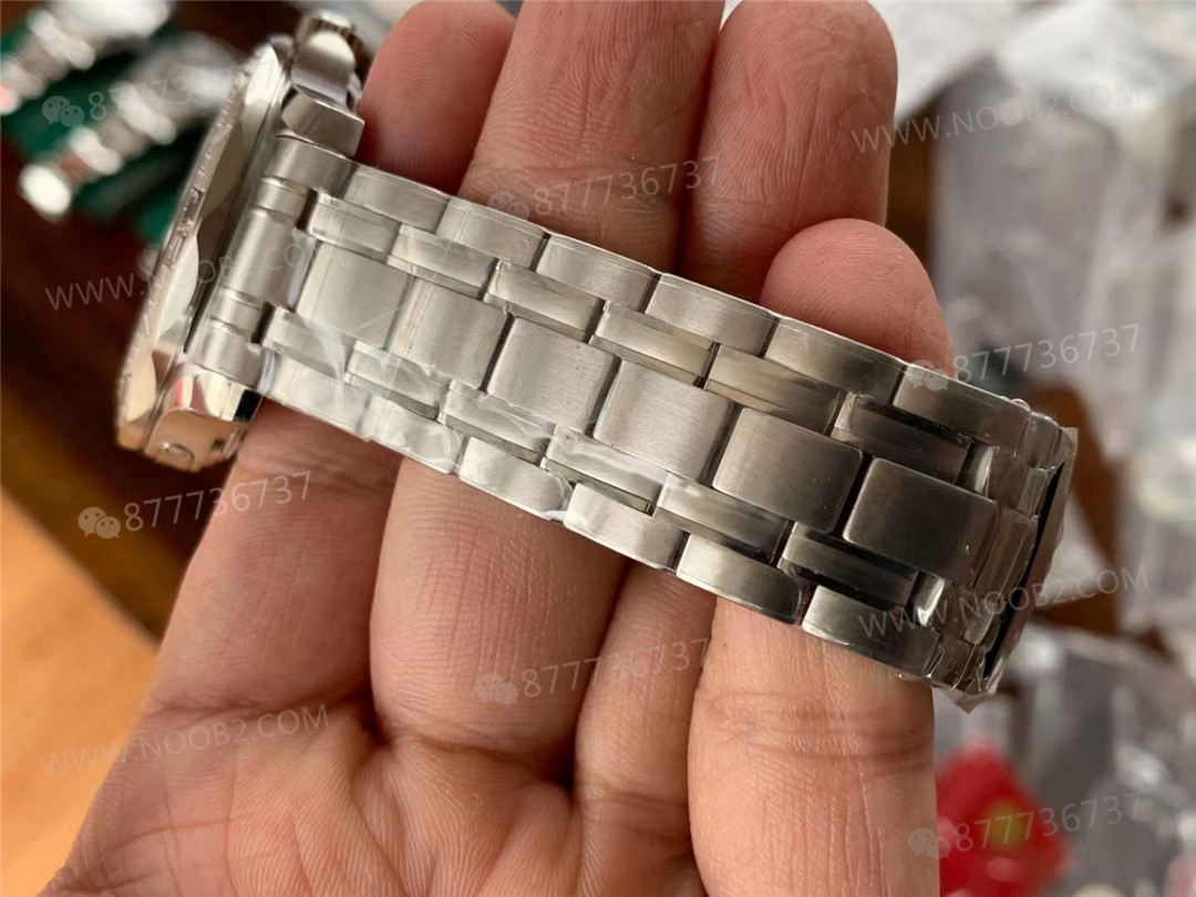 VS Factory Omega Seamaster 300M 007 beyaz altın modelin işçiliği nasıl? — 12. fotoğraf