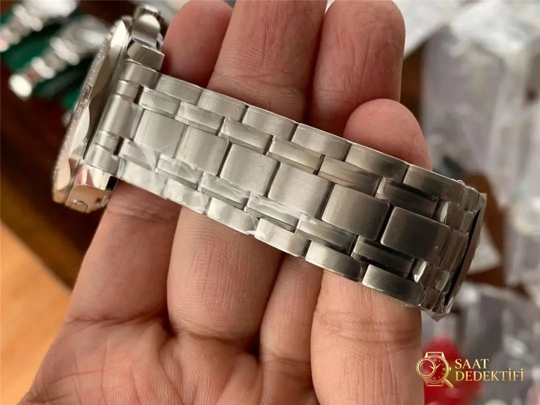 VS Factory Omega Seamaster 300M 007 beyaz altın modelin işçiliği nasıl? - Genel Açı ve Estetik Duruş