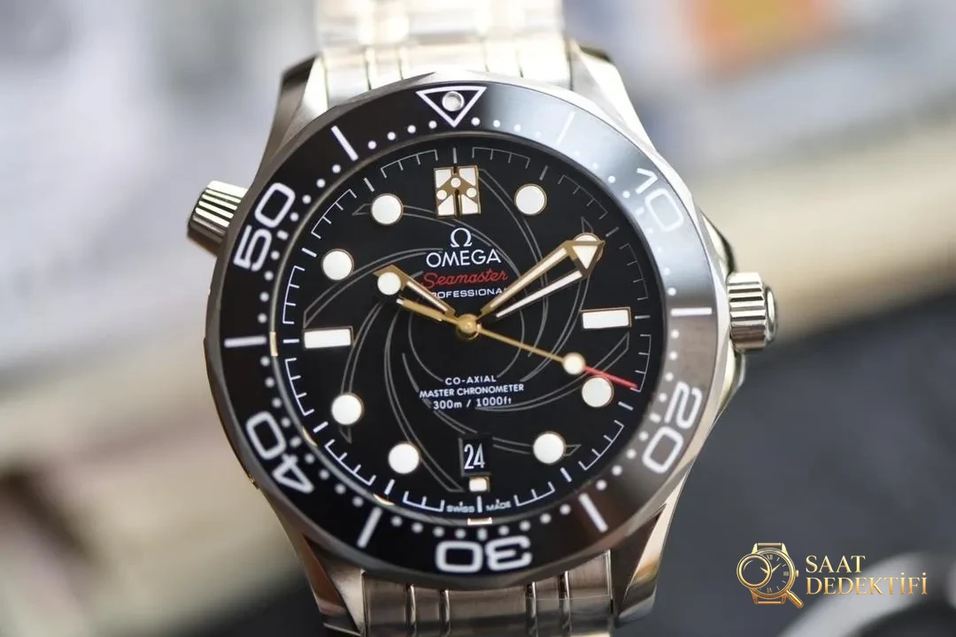 VS Factory Omega Seamaster 300M 007 James Bond neden en üst versiyon sayılıyor? - Arka Kapak ve Mekanizma Detayı