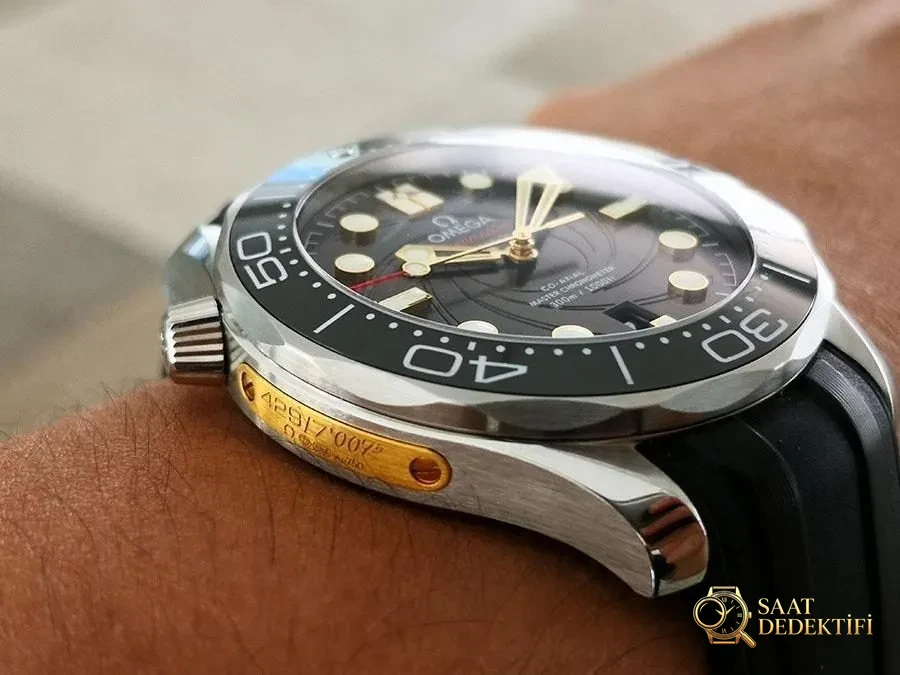 VS Factory Omega Seamaster 300M «007 Limited Edition» Replika Saat - 210.22.42.20.01.003 - Kasa Profili ve Kurma Kolu İncelemesi
