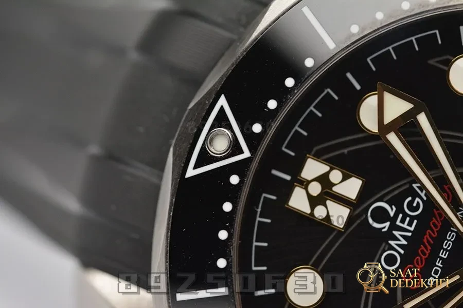 VS Factory Omega Seamaster 300M «007 Limited Edition» Replika Saat - 210.22.42.20.01.003 - Arka Kapak ve Mekanizma Detayı