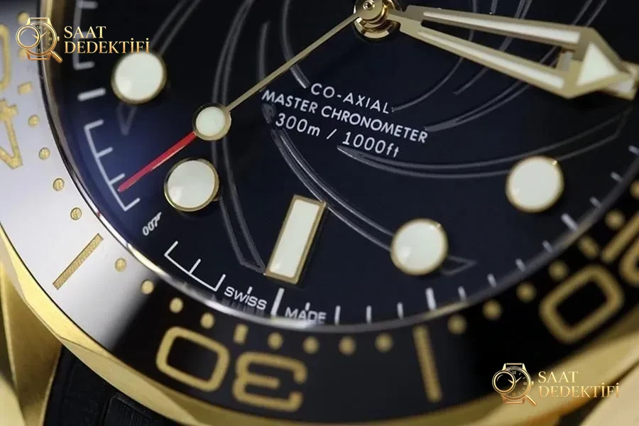 VS Factory Omega Seamaster 300M «007 Limited Edition» Replika Saat - 210.62.42.20.01.001 - Arka Kapak ve Mekanizma Detayı
