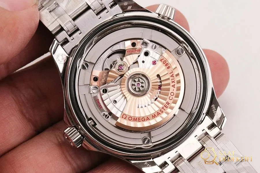 VS Factory Omega Seamaster 300M «007 Serisi» Replika Kol Saati - James Bond Sınırlı Üretim - Bilekte Duruş ve Kasa Orantısı