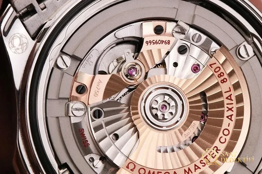 VS Factory Omega Seamaster 300M «007 Serisi» Replika Kol Saati - James Bond Sınırlı Üretim - Fosfor ve Super-LumiNova Gece Görünümü