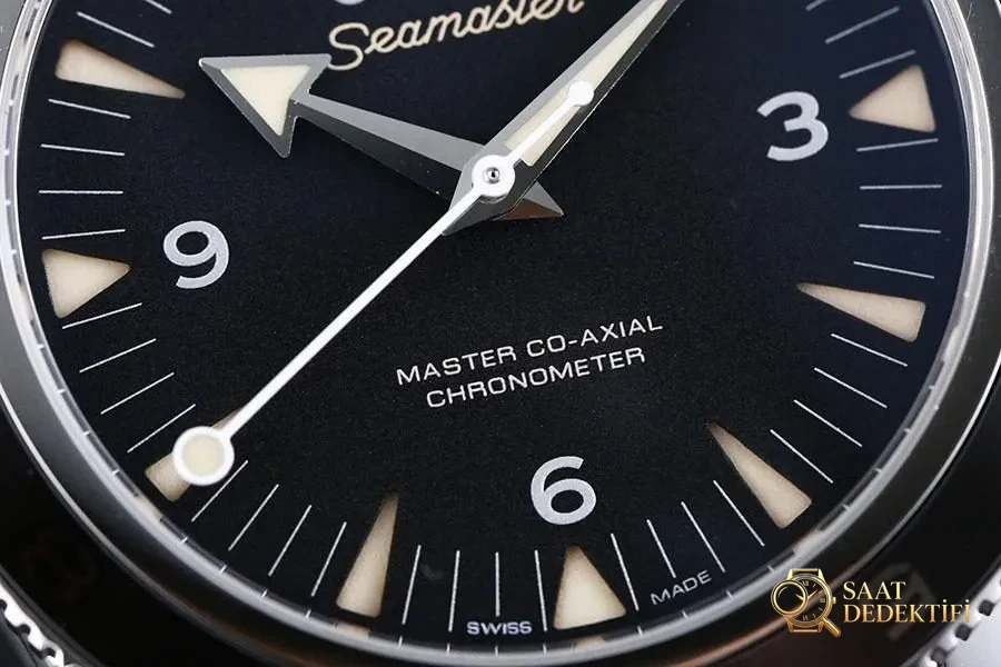 VS Factory Omega Seamaster 300M 007 Spectre Replika Kol Saati - VS Saat - Arka Kapak ve Mekanizma Detayı
