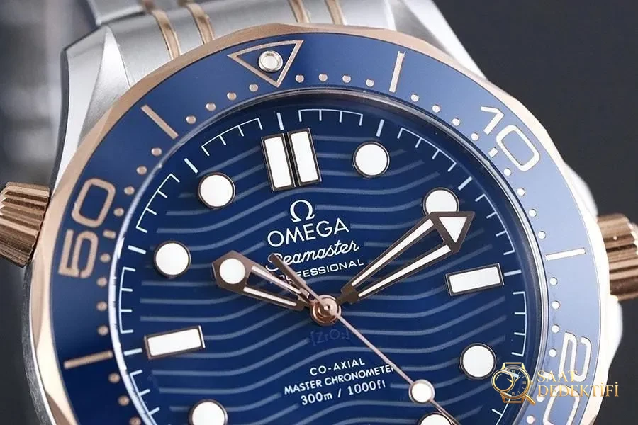 VS Factory Omega Seamaster 300M «İki Renk Rose Gold Mavi» replika saat - 210.20.42.20.03.002 - Kasa Profili ve Kurma Kolu İncelemesi