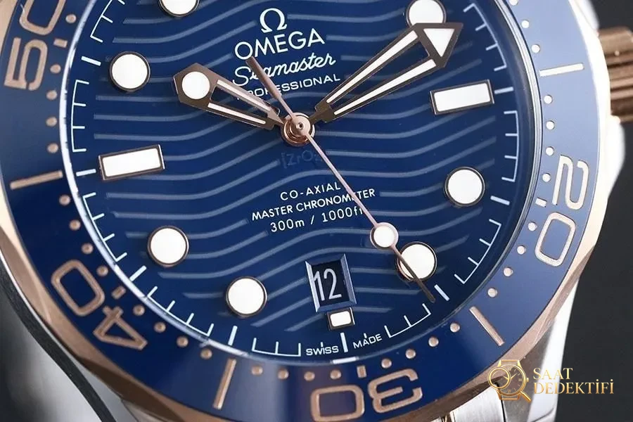 VS Factory Omega Seamaster 300M «İki Renk Rose Gold Mavi» replika saat - 210.20.42.20.03.002 - Arka Kapak ve Mekanizma Detayı