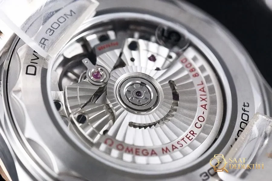 VS Factory Omega Seamaster 300M «İki Renk Rose Gold Mavi» replika saat - 210.20.42.20.03.002 - Bilekte Duruş ve Kasa Orantısı