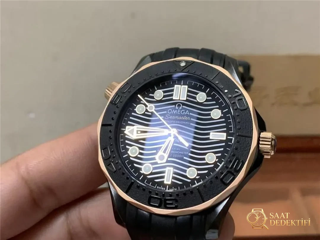 VS Factory Omega Seamaster 300M mat siyah ve roze altın kombininde kusur var mı? - Kadran Detayı ve Bezel İşçiliği