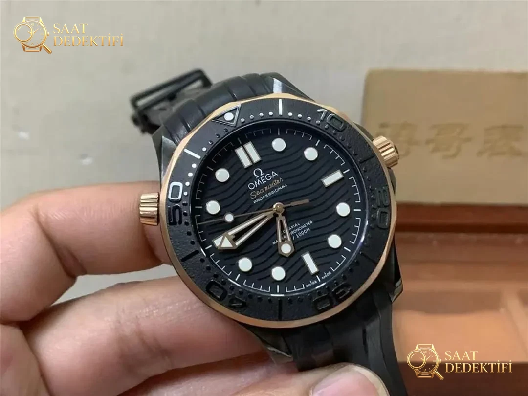 VS Factory Omega Seamaster 300M mat siyah ve roze altın kombininde kusur var mı? - Kasa Profili ve Kurma Kolu İncelemesi