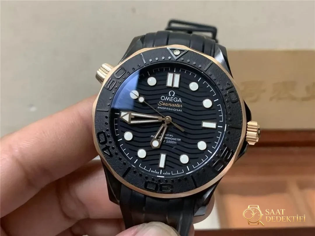 VS Factory Omega Seamaster 300M mat siyah ve roze altın kombininde kusur var mı? - Arka Kapak ve Mekanizma Detayı