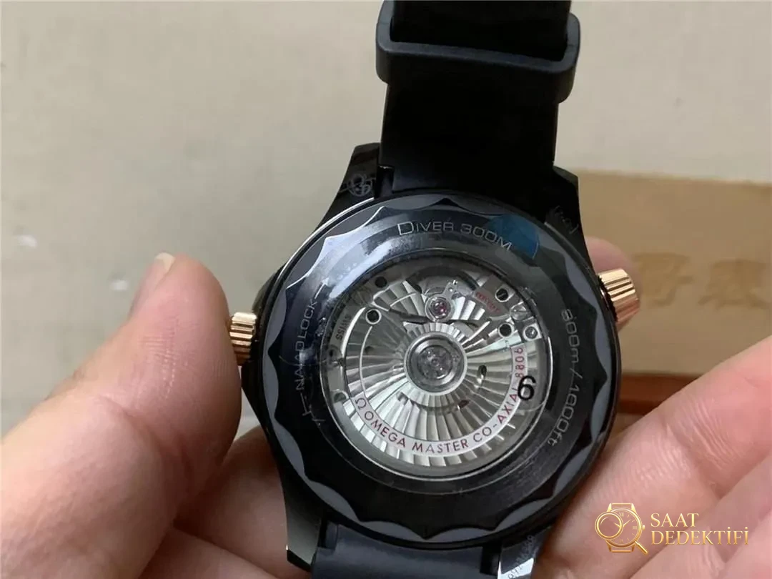 VS Factory Omega Seamaster 300M mat siyah ve roze altın kombininde kusur var mı? - Bilekte Duruş ve Kasa Orantısı