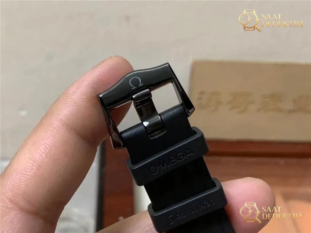 VS Factory Omega Seamaster 300M mat siyah ve roze altın kombininde kusur var mı? - Fosfor ve Super-LumiNova Gece Görünümü