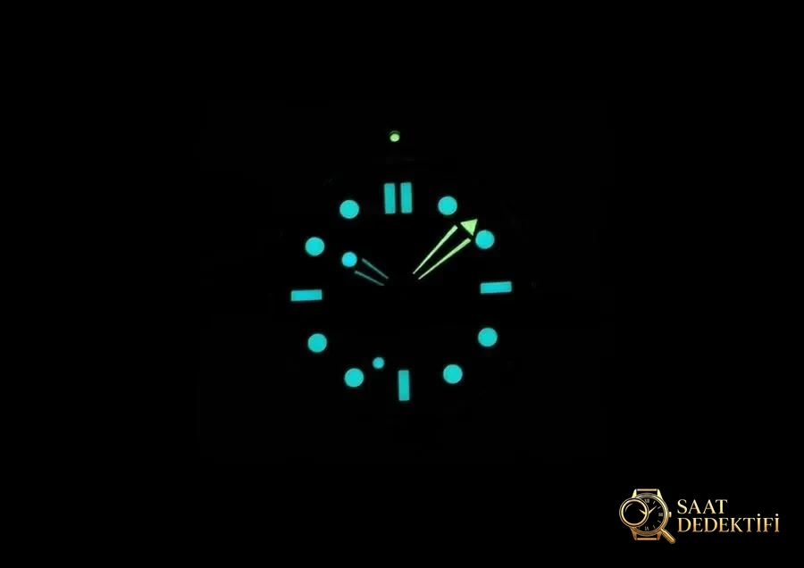 VS Factory Omega Seamaster 300M «Nekton Edition» replika saat - 210.32.42.20.01.002 - Arka Kapak ve Mekanizma Detayı