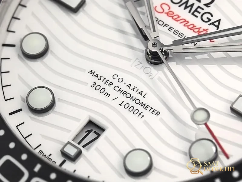 VS Factory Omega Seamaster 300M «Panda Kadran» Replika Kol Saati - VS Saat - Arka Kapak ve Mekanizma Detayı