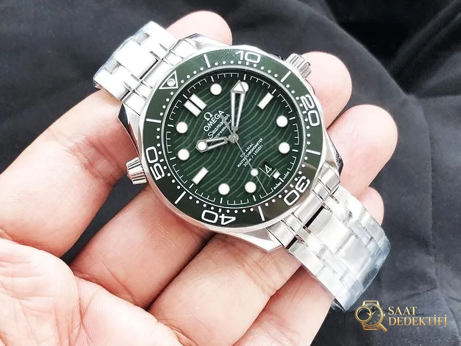 VS Factory Omega Seamaster 300M «Yeşil Su Hayaleti» replika kol saati - 210.30.42.20.10.001 - Kasa Profili ve Kurma Kolu İncelemesi