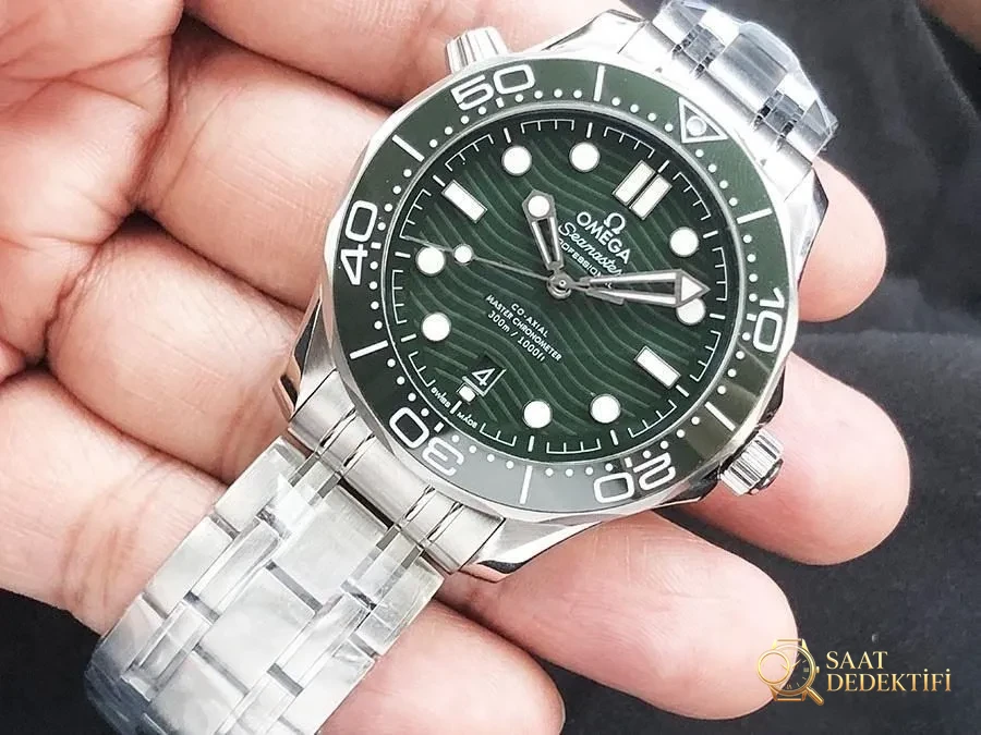 VS Factory Omega Seamaster 300M «Yeşil Su Hayaleti» replika kol saati - 210.30.42.20.10.001 - Arka Kapak ve Mekanizma Detayı