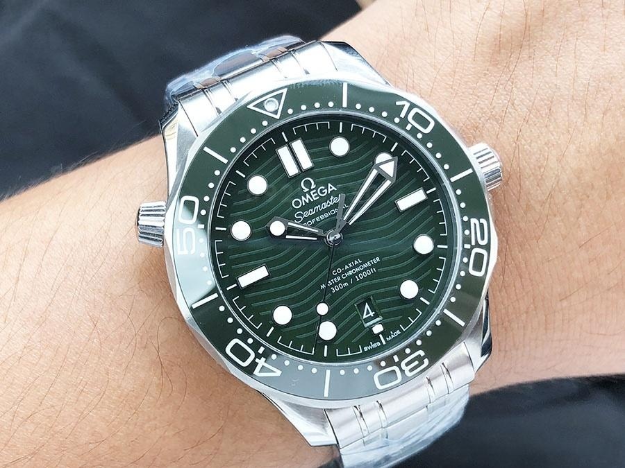VS Factory Omega Seamaster 300M «Yeşil Su Hayaleti» replika kol saati - 210.30.42.20.10.001 — 5. fotoğraf