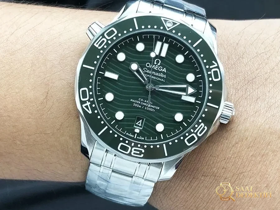 VS Factory Omega Seamaster 300M «Yeşil Su Hayaleti» replika kol saati - 210.30.42.20.10.001 - Makro Kadran ve İndeks İşçiliği