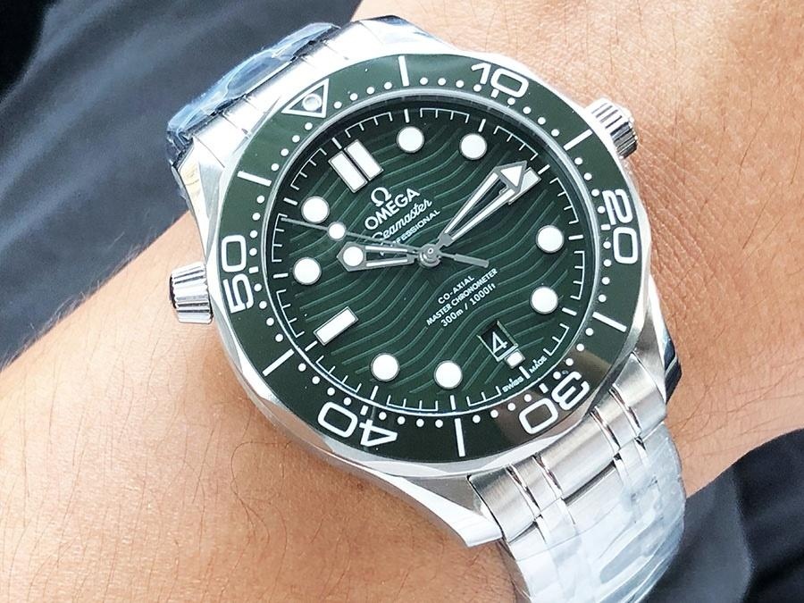 VS Factory Omega Seamaster 300M «Yeşil Su Hayaleti» replika kol saati - 210.30.42.20.10.001 — 7. fotoğraf