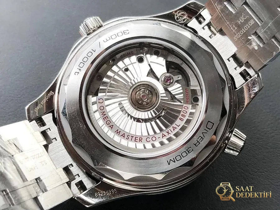 VS Factory Omega Seamaster 300M «Yeşil Su Hayaleti» replika kol saati - 210.30.42.20.10.001 - Fosfor ve Super-LumiNova Gece Görünümü