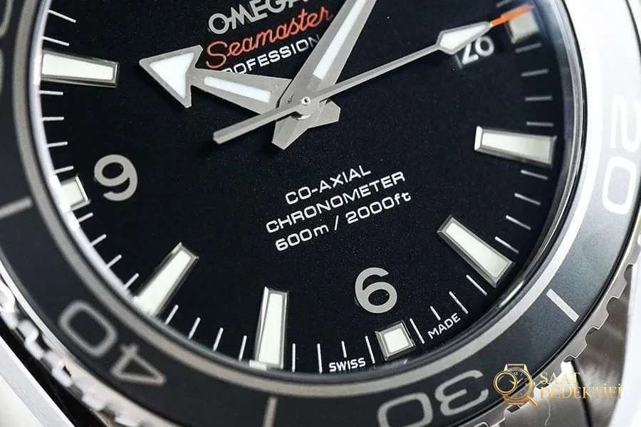 VS Factory Omega Seamaster 600m 232.32.46.21.01.003 Replika Saat - 45.5 mm - Arka Kapak ve Mekanizma Detayı