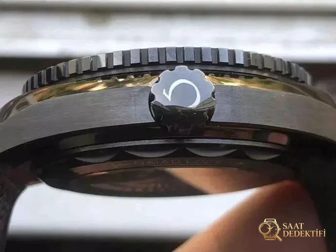 VS Factory Omega Seamaster 600M Deep Black Kol Saati İncelemesi - Arka Kapak ve Mekanizma Detayı