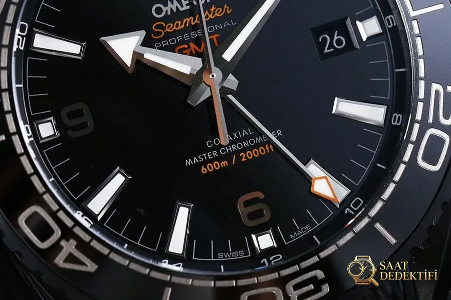 VS Factory Omega Seamaster 600m «Deep Black» replika kol saati - 215.92.46.22.01.001 - Arka Kapak ve Mekanizma Detayı