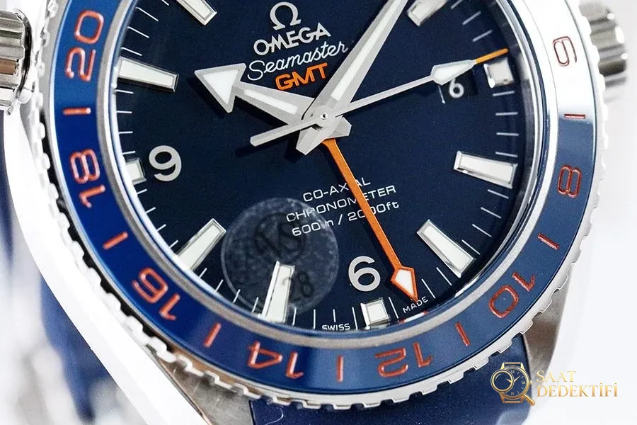 VS Factory Omega Seamaster 600m «Blue Bezel GMT» Bellissimo modello di collaborazione Planet replica orologio-232.30.44.22.03.001 - Fondello e dettagli del meccanismo