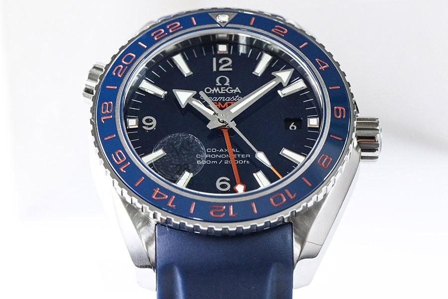 VS Factory Omega Seamaster 600m «Mavi Bezel GMT» Güzel Gezegen işbirliği modeli replika saat-232.30.44.22.03.001 — 5. fotoğraf
