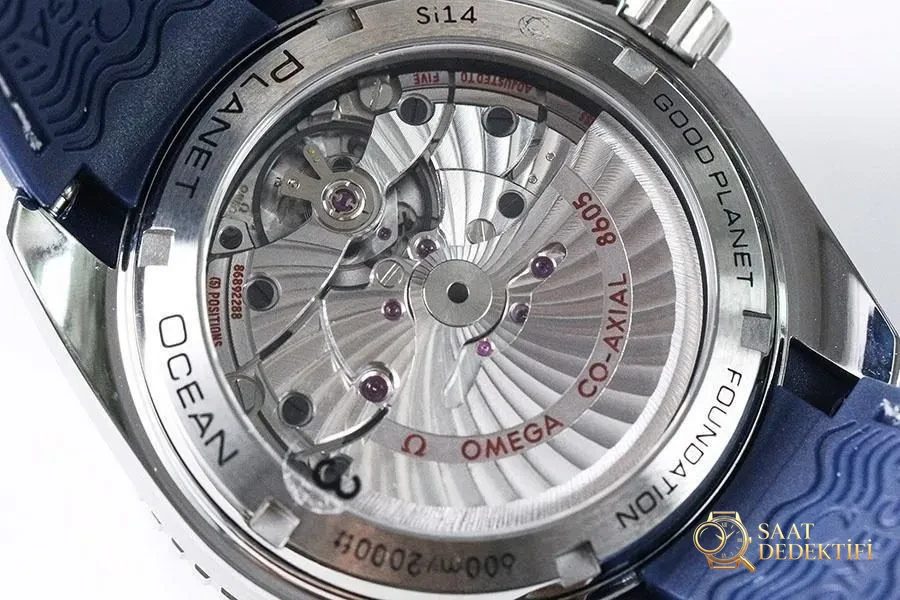 VS Factory Omega Seamaster 600m «Blue Bezel GMT» Bellissimo modello di collaborazione Planet replica orologio-232.30.44.22.03.001 - Posizione del polso e proporzioni della cassa
