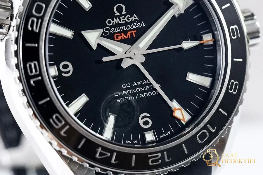Реплика наручных часов VS Factory Omega Seamaster 600m «Black Bezel GMT»-232.30.44.22.01.001 - задняя крышка и деталь механизма