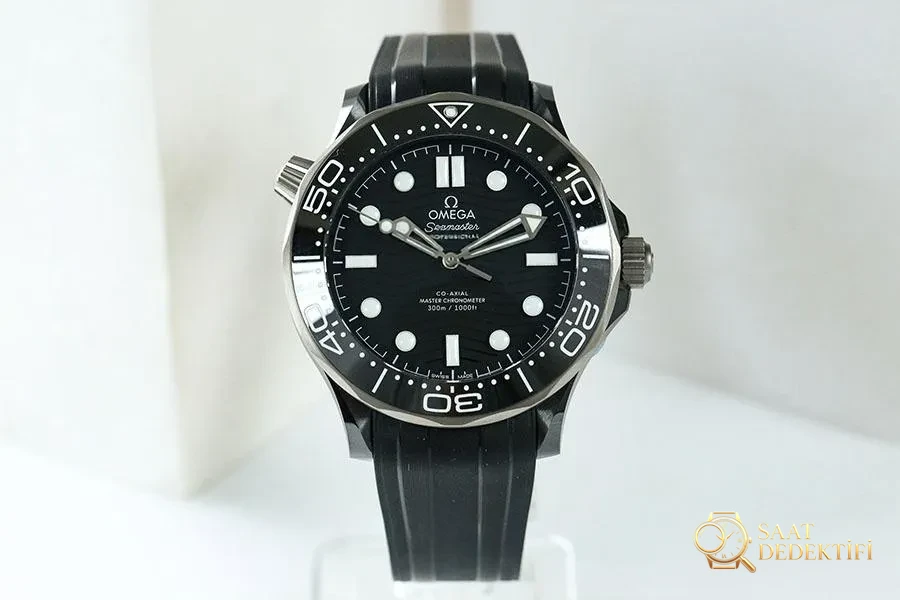 Examen de la réplique de montre Omega VS Factory – Vue de face et conception du boîtier