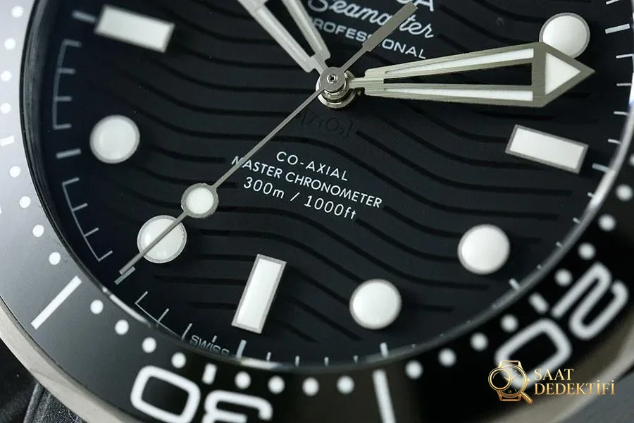 VS Factory Omega Seamaster 600M « Black Ceramic » réplique de montre-bracelet - 210.92.44.20.01.001 - Couverture arrière et détail du mécanisme