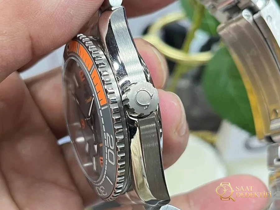 VS Factory Omega Seamaster 600M Titanyum Çeyrek Turuncu Replika Saat İncelemesi - Arka Kapak ve Mekanizma Detayı