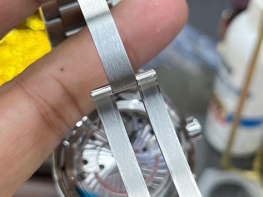 VS Factory Omega Seamaster 600M Titanyum Çeyrek Turuncu Replika Saat İncelemesi — 6. fotoğraf