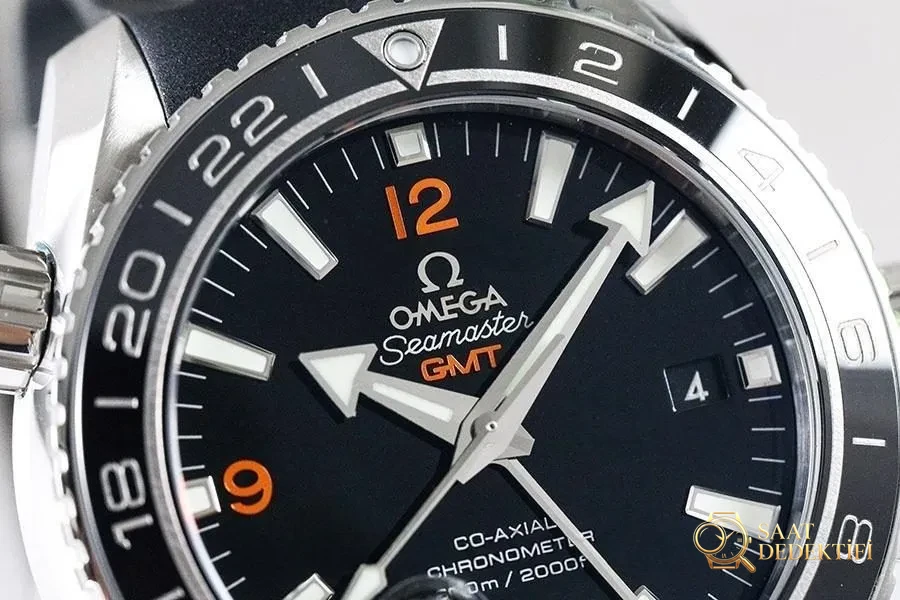 VS Factory Omega Seamaster 600m «Turuncu Yazılı GMT» Replika Kol Saati - 232.32.44.22.01.002 - Kasa Profili ve Kurma Kolu İncelemesi