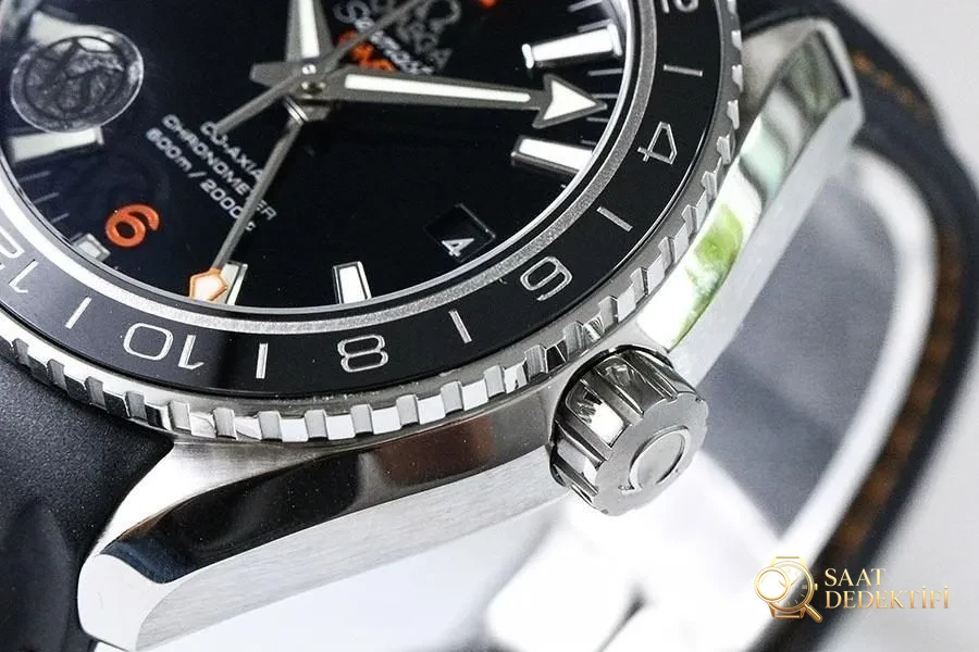 VS Factory Omega Seamaster 600m «Turuncu Yazılı GMT» Replika Kol Saati - 232.32.44.22.01.002 - Makro Kadran ve İndeks İşçiliği