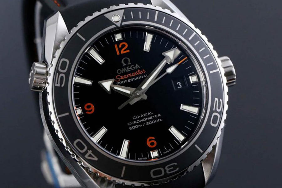 VS Factory Omega Seamaster 600M turuncu yazılı siyah bezel saat incelemesi — 2. fotoğraf