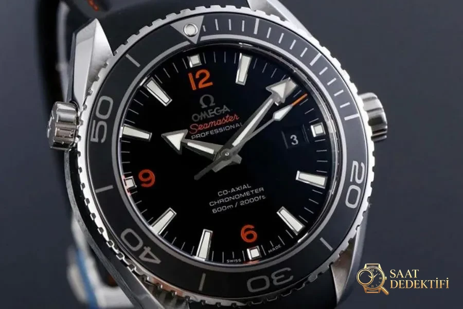 Montre à lunette noire VS Factory Omega Seamaster 600M avec texte orange - Détail du cadran et finition de la lunette