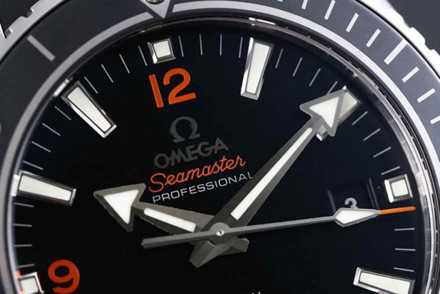 VS Factory Omega Seamaster 600M turuncu yazılı siyah bezel saat incelemesi — 3. fotoğraf