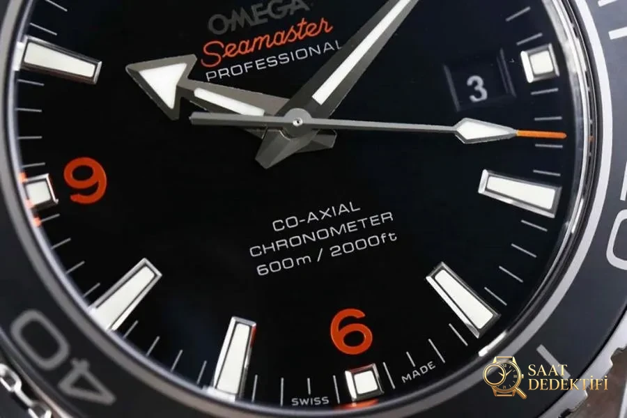 Montre VS Factory Omega Seamaster 600M à lunette noire avec texte orange - Couverture arrière et détails du mouvement