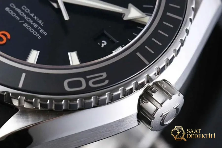 Montre VS Factory Omega Seamaster 600M à lunette noire avec texte orange - Bracelet, fermoir et mécanisme de clip